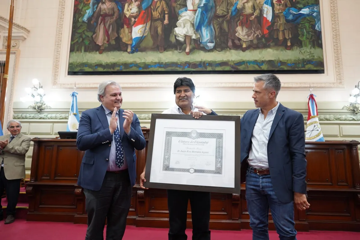 Evo Morales fue reconocido por la Legislatura santafesina. En la foto, junto a Pablo Farías y Leandro Busatto.