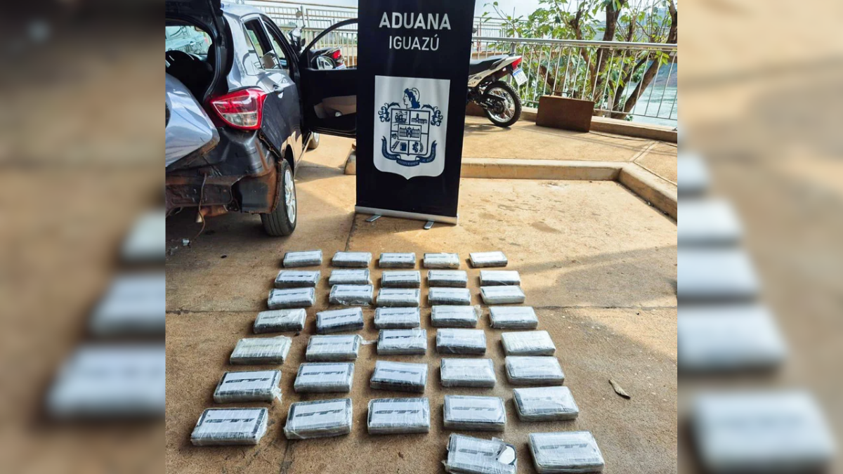 Los agentes de la Aduana percibieron olor a pintura fresca al inspeccionar el baúl y por esa razón