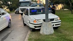 altText(Un auto se quedó sin frenos y chocó un poste en la bajada de Circunvalación Oeste)}