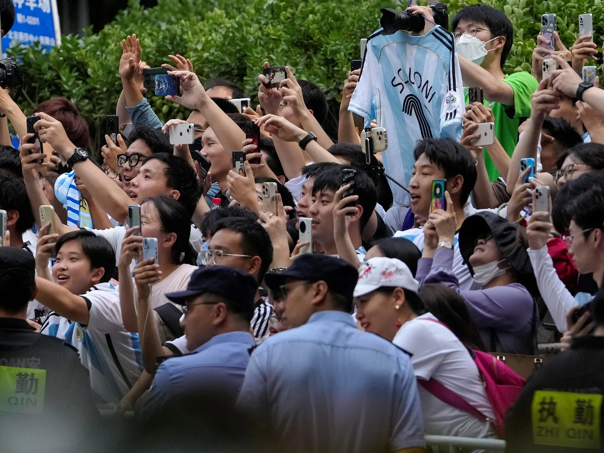 El mensaje para Antonela Roccuzzo de una fanática china que sorprendió a Lionel Messi.