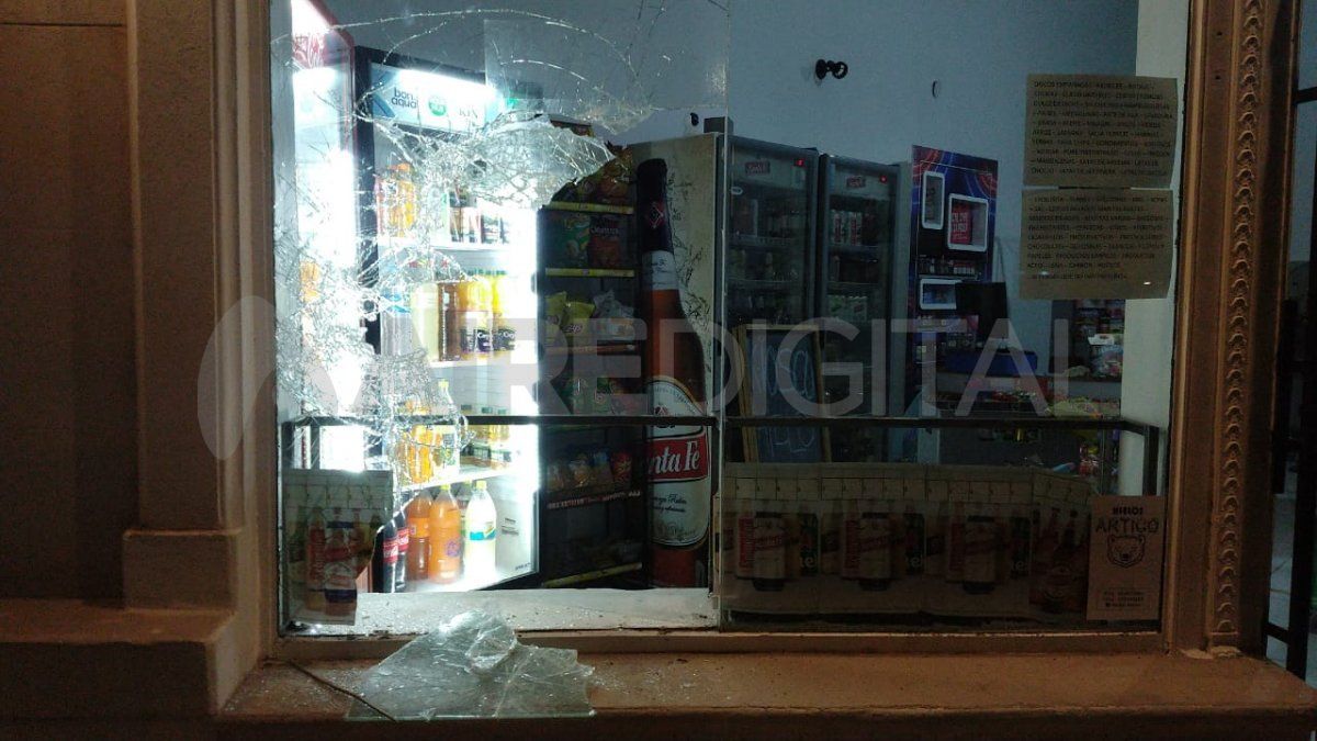 Rompieron el vidrio del kiosco ubicado en Francia y Crespo, robaron mercadería y dinero en efectivo.