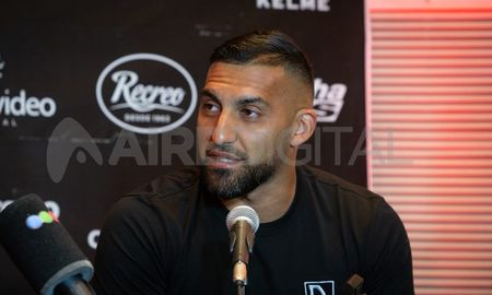 Ramón Ábila habló por primera vez ante la prensa como jugador del Club Atlético Colón y contó cuáles son las expectativas tras su arribo al equipo de Julio César Falcioni. Ramón Ábila habló por primera vez ante la prensa como jugador del Club Atlético Colón y contó cuáles son las expectativas tras su arribo al equipo de Julio César Falcioni.