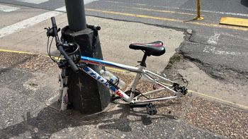 Misterio por una bicicleta atada y sin ruedas en una de las esquinas más transitadas de la ciudad