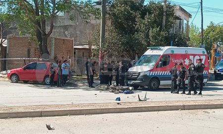 Un patrullero atropelló a un delivery que falleció momentos después. Un patrullero atropelló a un delivery que falleció momentos después.