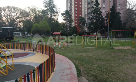 Según informó la policía, el joven se encontraba esperando el colectivo cuando fue abordado por varios sujetos quienes, para sustraerle el celular, lo golpeó salvajemente. Según informó la policía, el joven se encontraba esperando el colectivo cuando fue abordado por varios sujetos quienes, para sustraerle el celular, lo golpeó salvajemente.