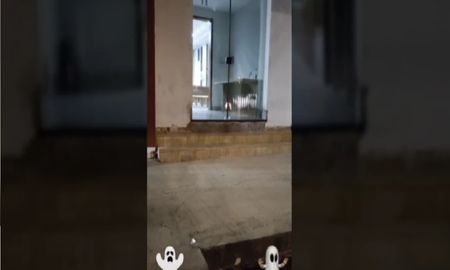 Pasaba por un edificio y grabó como un fantasma golpeaba una puerta de vidrio Pasaba por un edificio y grabó como un fantasma golpeaba una puerta de vidrio