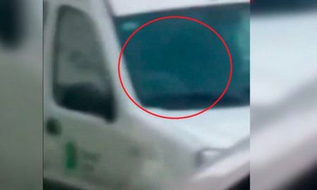 En el video se observa el vehículo con inscripciones oficiales del gobierno bonaerense y el accionar de sus responsables En el video se observa el vehículo con inscripciones oficiales del gobierno bonaerense y el accionar de sus responsables