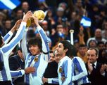 Daniel Passarella, capit&aacute;n de la selecci&oacute;n de C&eacute;sar Luis Menotti, levanta la copa del mundo tras la victoria sobre Holanda.