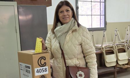Clara García llamó a sacar fuerzas y votar pese al frío tras sufragar en Rosario Clara García llamó a sacar fuerzas y votar pese al frío tras sufragar en Rosario