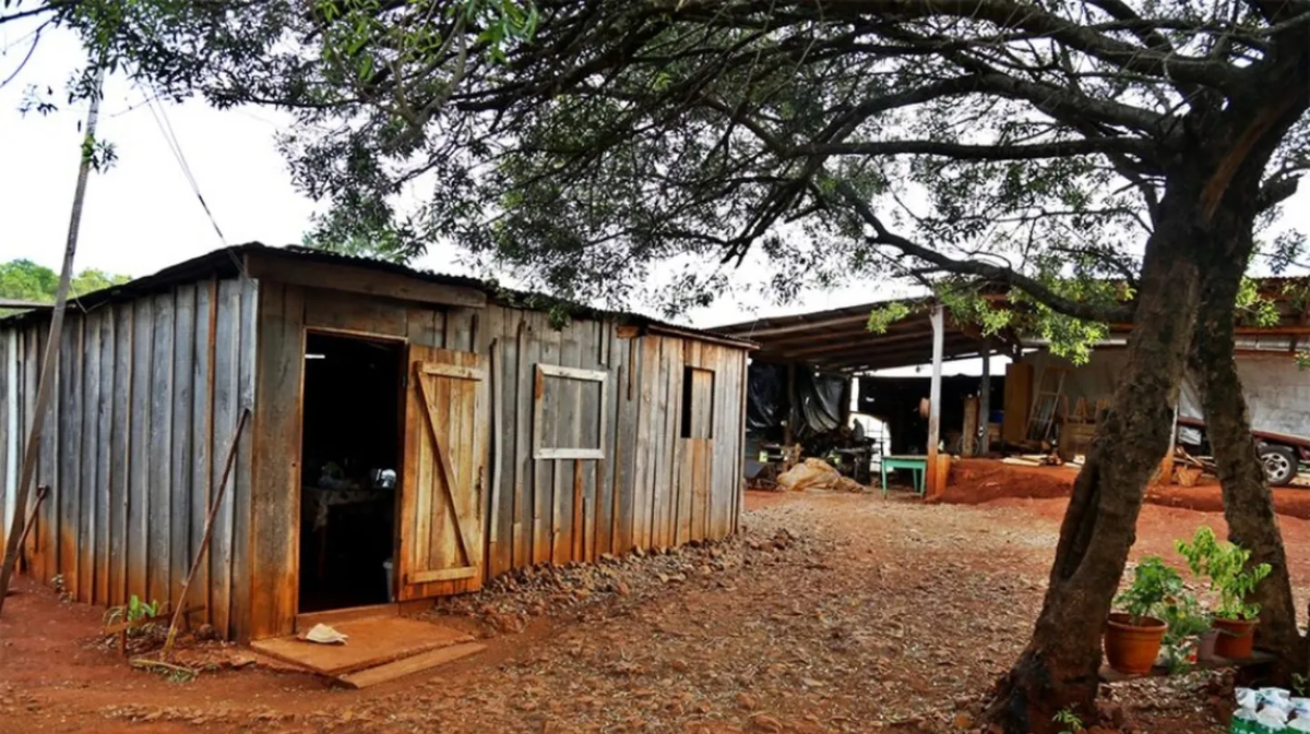 Un hombre abusó, encadenó e intentó enterrar viva a su novia de 17 años, en Misiones.