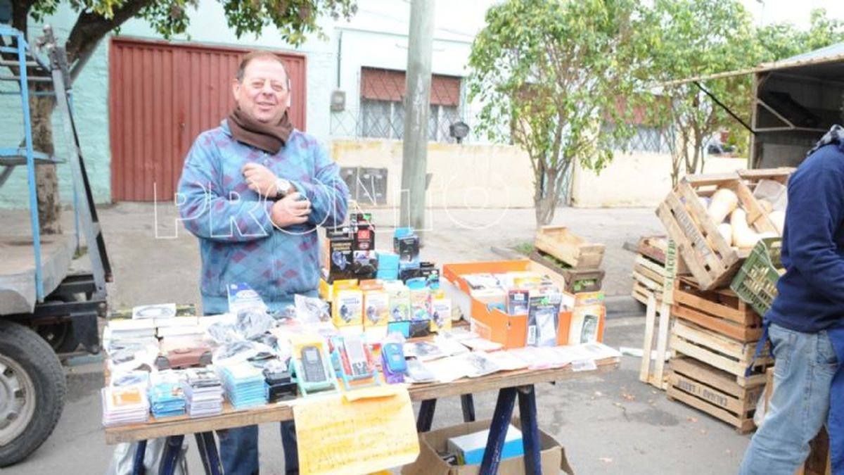 Don Horacio Cirio se ganaba la vida vendiendo figuritas. Don Horacio Cirio se ganaba la vida vendiendo figuritas.