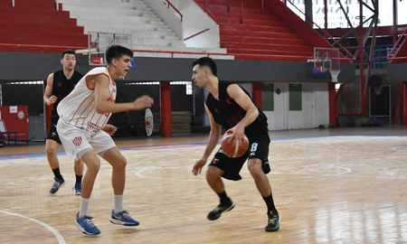 Unión y Colón jugaron un clásico de pretemporada en cancha del Tatengue. Foto: Colón Básquet. Unión y Colón jugaron un clásico de pretemporada en cancha del Tatengue. Foto: Colón Básquet.