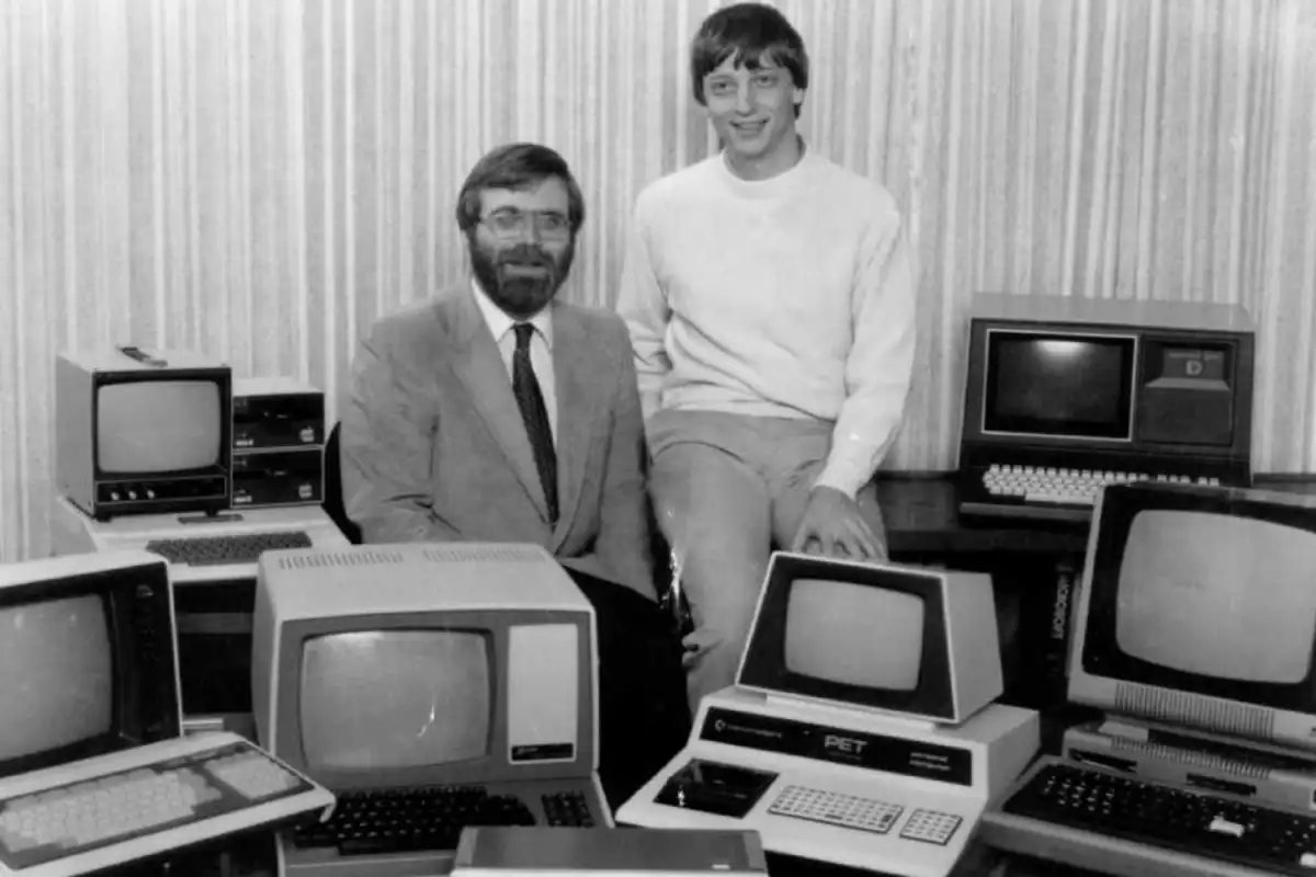 William Henry Gates III, a quien todos conocemos como Bill Gates, fundó Microsoft junto a Paul Allen a la edad de 19 años, en abril de 1975.
