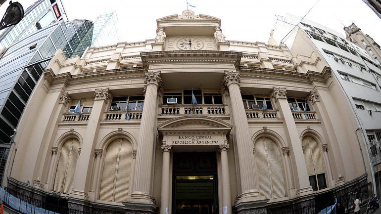 Restricciones al dólar: Lacunza y Sandleris darán una rueda de prensa antes de que abran los mercados