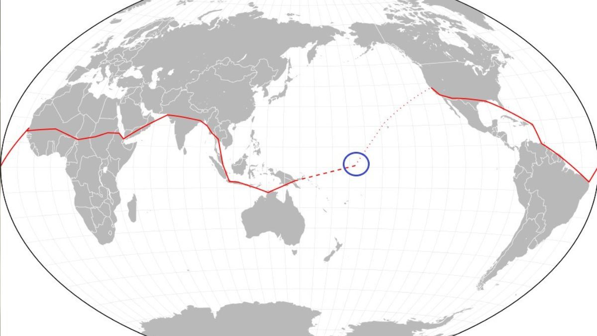 El mapa indica el probable lugar –en la inmensidad del Pacífico– donde Earhart y Noonan desparecieron el 2 de julio de 1937, y nunca fueron encontrados. Habían completado casi 22.000 millas (40.700 kilómetros), y les restaban 7000 millas (12.900 kilómetros) para completar la vuelta al mundo. El mapa indica el probable lugar –en la inmensidad del Pacífico– donde Earhart y Noonan desparecieron el 2 de julio de 1937, y nunca fueron encontrados. Habían completado casi 22.000 millas (40.700 kilómetros), y les restaban 7000 millas (12.900 kilómetros) para completar la vuelta al mundo.