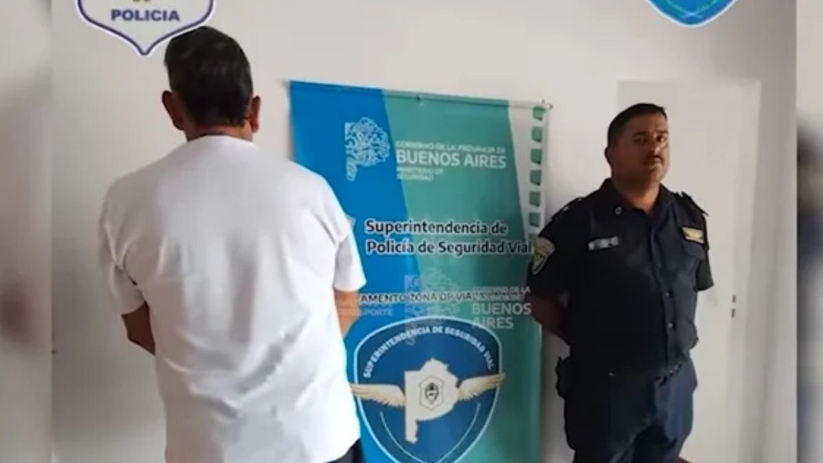 El hombre intentó embestir a los agentes con la combi tras ser sancionado por llevar a un bebé en brazos al volante.&nbsp;