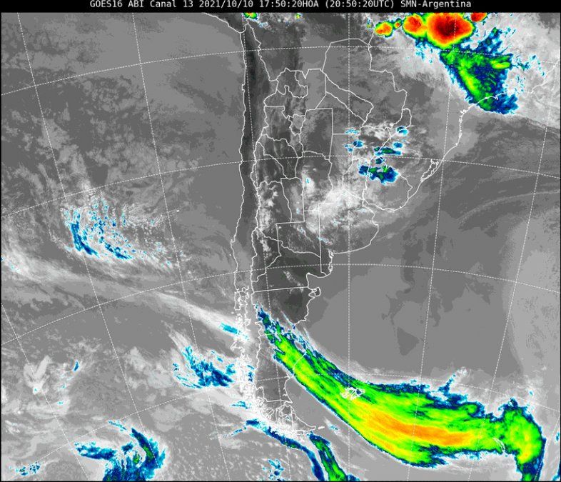Imagen satelital del tiempo a las 17.50 horas del domingo.
