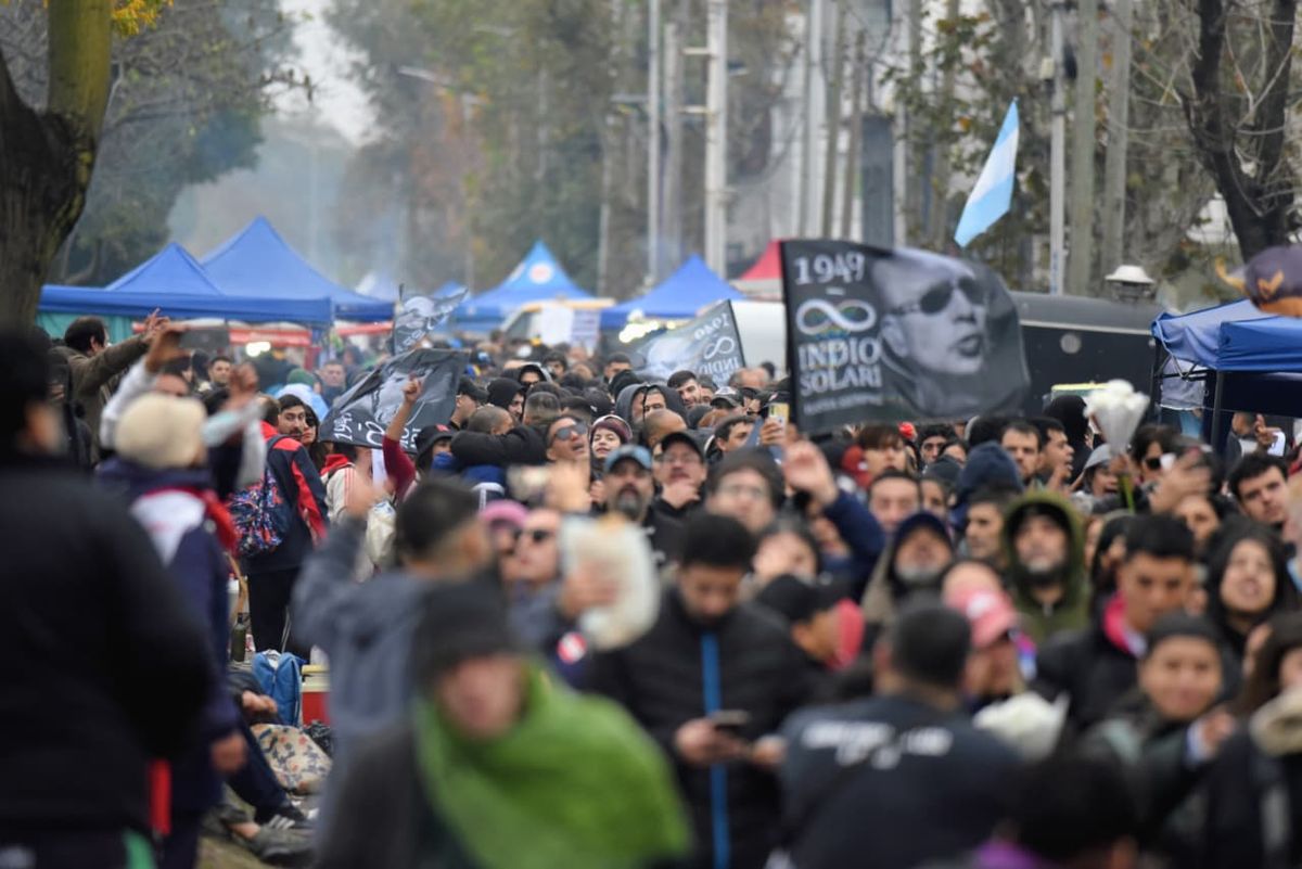 Fanáticos de distintos puntos del país se acercaron a Avellaneda para darle el último adiós al músico. Fanáticos de distintos puntos del país se acercaron a Avellaneda para darle el último adiós al músico.