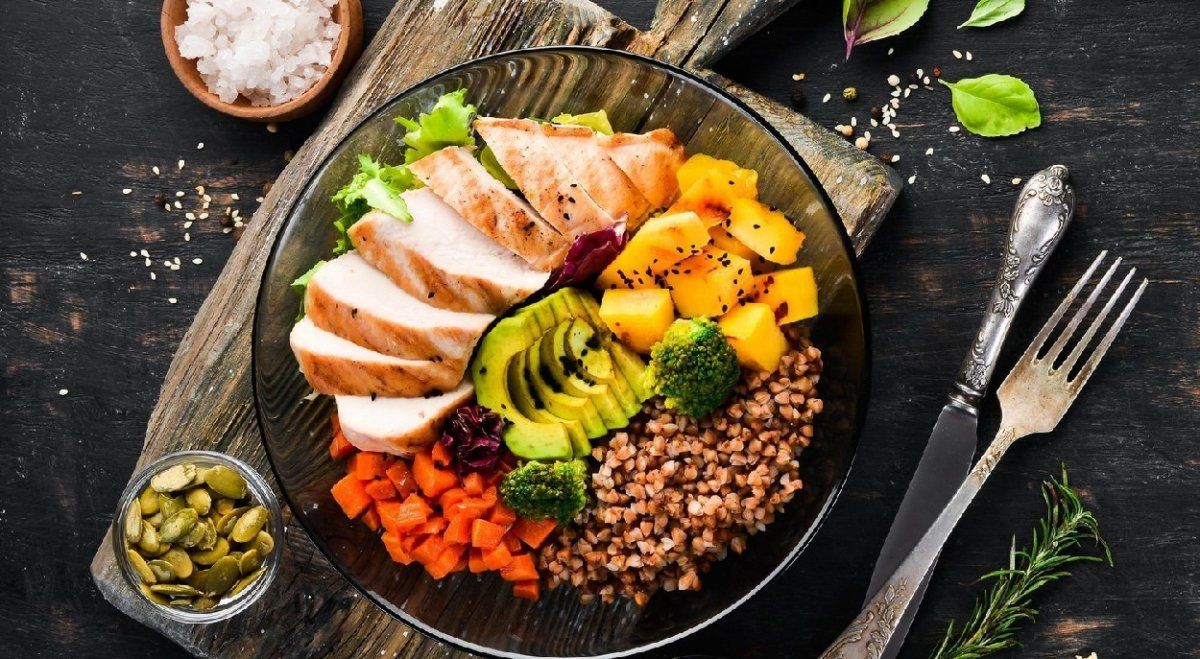 ¿Cuál es el tamaño adecuado de las porciones en cada comida?