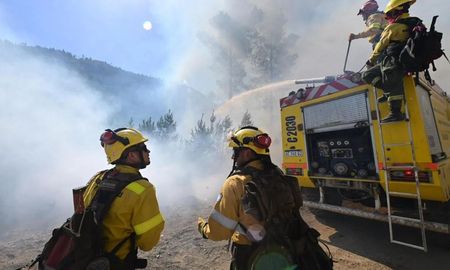 El avance de los incendios forestales en la Patagonia alcanzó niveles críticos este domingo. El avance de los incendios forestales en la Patagonia alcanzó niveles críticos este domingo.
