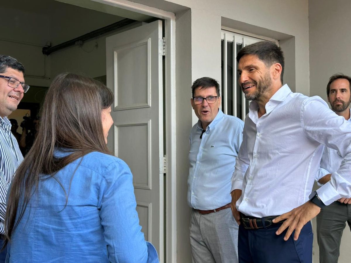 Maximiliano Pullaro y el ministro de Educación, José Goity recorrieron las obras de remodelación en la escuela 