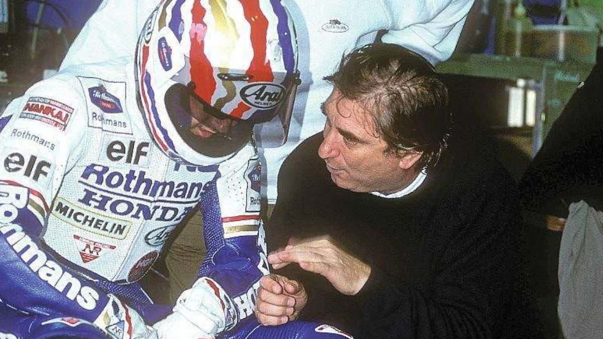 Doohan y el doctor Claudio Marcello Costa, un extraordinario cirujano italiano, especializado en traumatología y ortopedia, creador de la Clinica Mobile, y que evitó la amputación de su pierna derecha y salvó su carrera deportiva. Doohan y el doctor Claudio Marcello Costa, un extraordinario cirujano italiano, especializado en traumatología y ortopedia, creador de la Clinica Mobile, y que evitó la amputación de su pierna derecha y salvó su carrera deportiva.