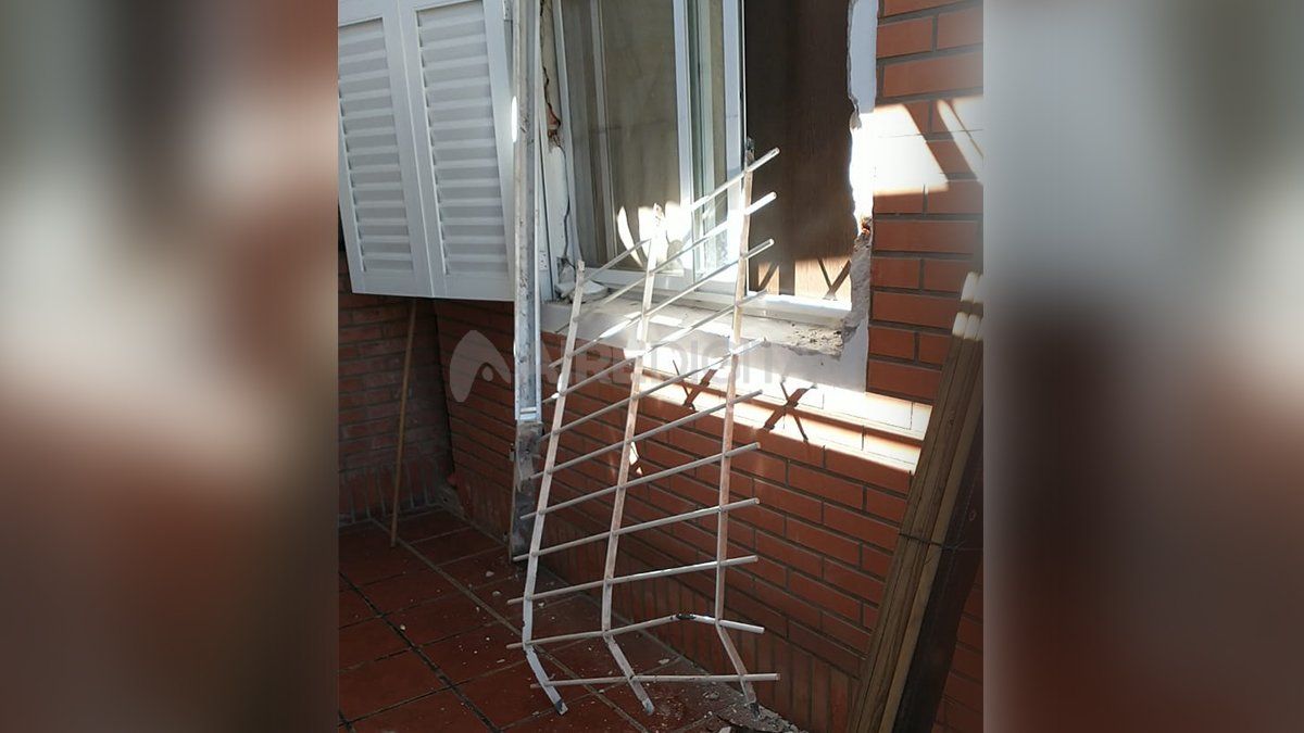 Los malvivientes arrancaron de cuajo la reja de una ventana para ingresar a la casa