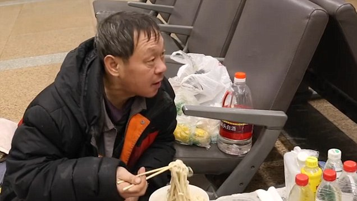 Wei cobra una pensión mensual y se niega a volver con su familia.