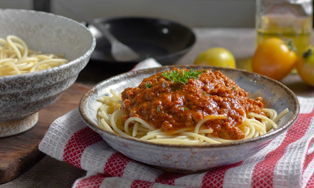 Es una salsa deliciosa y versátil que se puede disfrutar con pasta, lasaña u otros platos de pasta. Es una salsa deliciosa y versátil que se puede disfrutar con pasta, lasaña u otros platos de pasta.