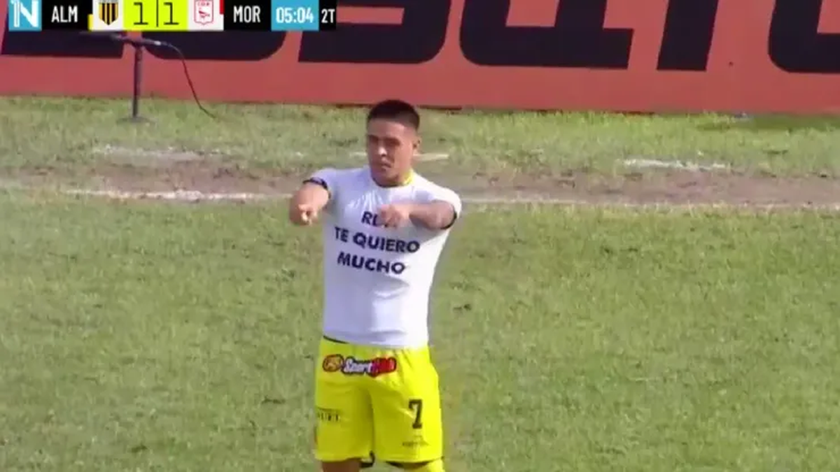 El festejo de Brian Fernández con dedicatoria tras el gol. El festejo de Brian Fernández con dedicatoria tras el gol.