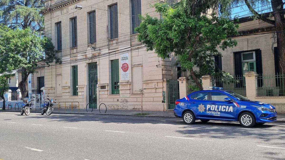 El hecho ocurrió este martes dentro de las instalaciones de la escuela Salvador Mazza de barrio Pichincha en Rosario. El hecho ocurrió este martes dentro de las instalaciones de la escuela Salvador Mazza de barrio Pichincha en Rosario.