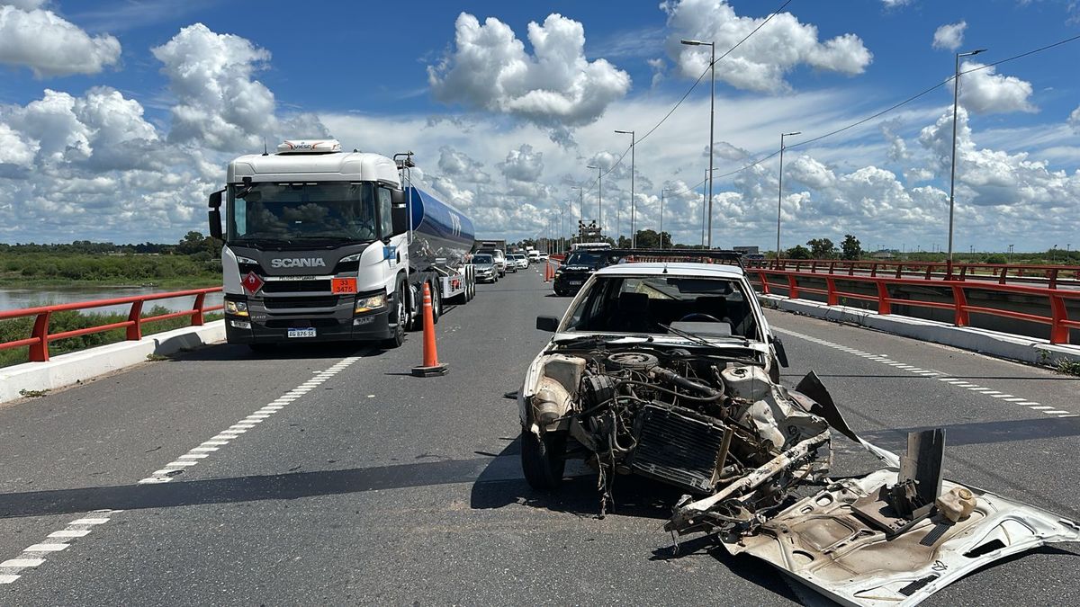 Así se encuentra el Renault 11 tras el choque. El conductor se encuentra en buen estado de salud. Así se encuentra el Renault 11 tras el choque. El conductor se encuentra en buen estado de salud.
