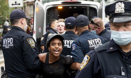 Oficiales de policía detienen a una manifestante durante una protesta de Black Lives Matter2 en Nueva York, EE.UU. Oficiales de policía detienen a una manifestante durante una protesta de Black Lives Matter2 en Nueva York, EE.UU.
