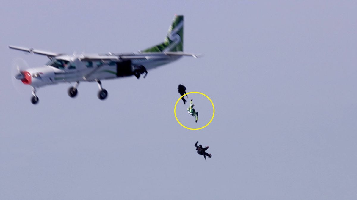 Aikins (círculo) y sus tres asistentes saltaron desde un Cessna 208B Grand Caravan. Uno filmaba el salto; otro portaba un stick generador de humo en una de sus botas para que el público (televisivo o presente en Simi Valley) pudiera seguir el veloz descenso y, el último (también con humo que sirviera de guía), recibió la mascarilla y el tanque de oxígeno cuando llegaron a la altitud en la que Luke ya no los necesitaba. Aikins (círculo) y sus tres asistentes saltaron desde un Cessna 208B Grand Caravan. Uno filmaba el salto; otro portaba un stick generador de humo en una de sus botas para que el público (televisivo o presente en Simi Valley) pudiera seguir el veloz descenso y, el último (también con humo que sirviera de guía), recibió la mascarilla y el tanque de oxígeno cuando llegaron a la altitud en la que Luke ya no los necesitaba.