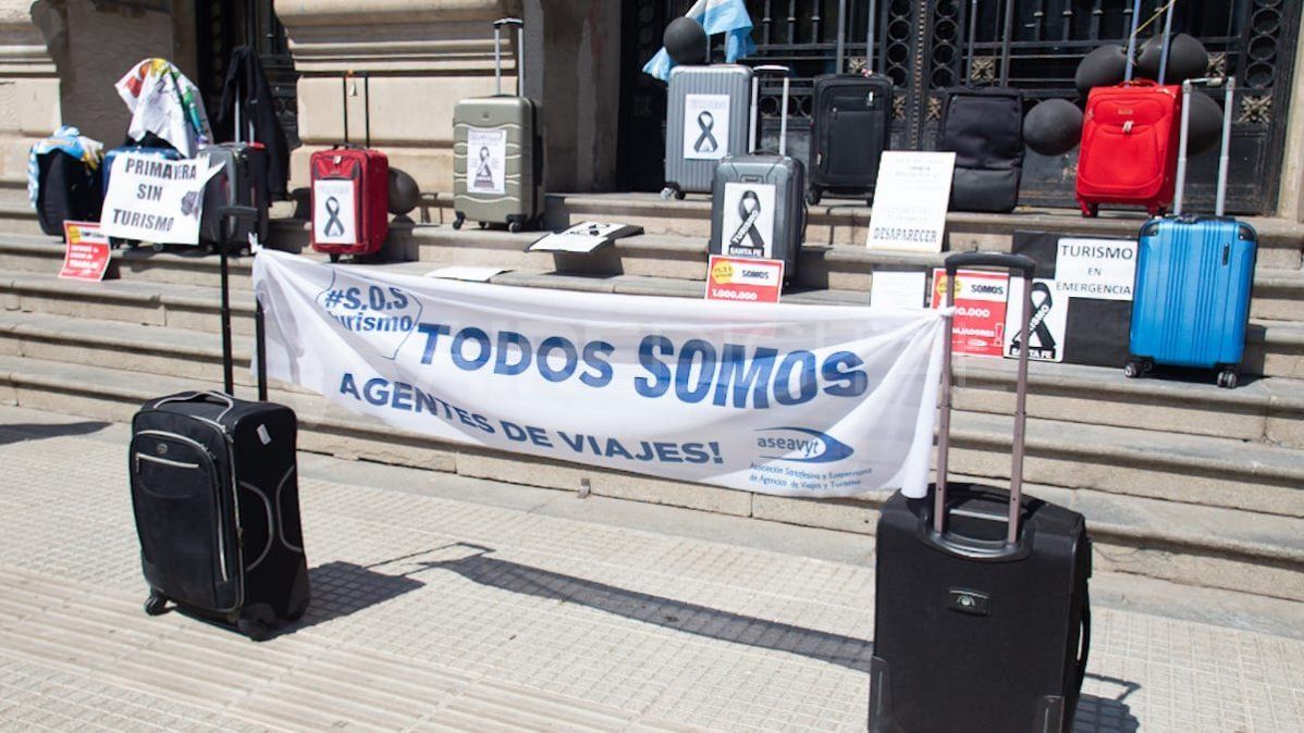 Los trabajadores de turismo se dirigieron hacia la plaza 25 de Mayo.&nbsp;