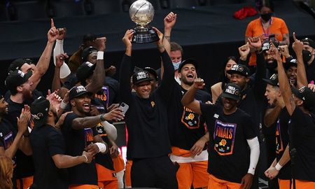 Phoenix Suns se consagró campeón de la Conferencia Oeste de la NBA luego de vencer a Los Ángeles Clippers y jugará las finales luego después de 28 años. Phoenix Suns se consagró campeón de la Conferencia Oeste de la NBA luego de vencer a Los Ángeles Clippers y jugará las finales luego después de 28 años.