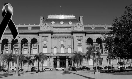 La Bandera Nacional y de la Provincia de Santa Fe permanecerán a media asta en todos los edificios públicos provinciales durante el período de duelo. La Bandera Nacional y de la Provincia de Santa Fe permanecerán a media asta en todos los edificios públicos provinciales durante el período de duelo.