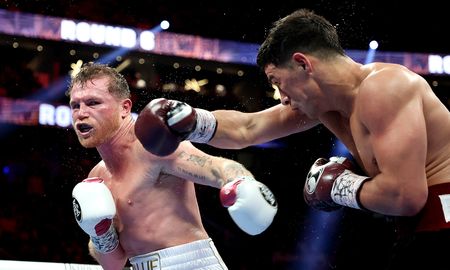 Dmitry Bivol le dio una lección al Canelo Álvarez y lo venció por decisión unánime en pelea por título Semicompleto. Dmitry Bivol le dio una lección al Canelo Álvarez y lo venció por decisión unánime en pelea por título Semicompleto.