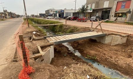 Avanza la construcción de los puentes peatonales en Aristóbulo del Valle. Avanza la construcción de los puentes peatonales en Aristóbulo del Valle.