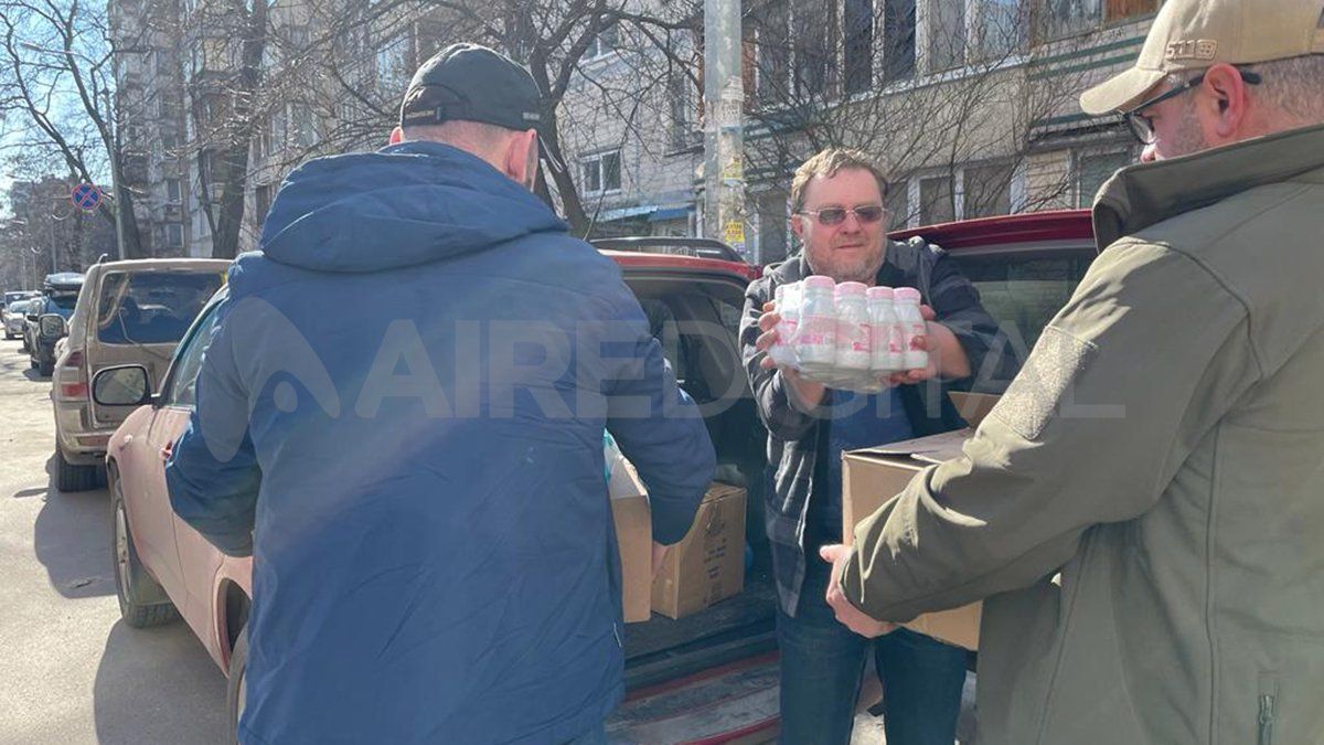 Dima es fisioterapeuta, pero desde que comenzó la guerra, se dedica a ayudar a los refugiados a llegar a la frontera con Polonia y a llevar provisiones a los civiles que forman parte de la