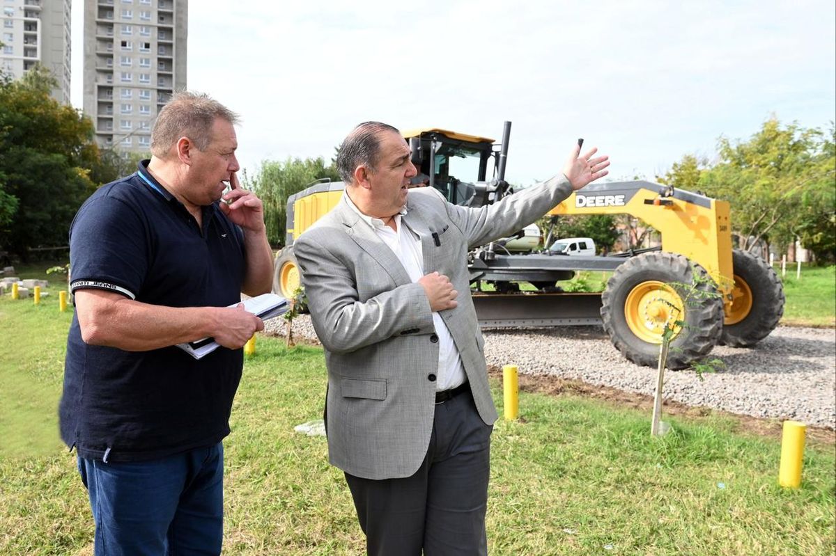 El intendente de Santa Fe Juan Pablo Poletti recorrió la zona donde personal municipal realiza las tareas de apertura de calle Luciano Torrent. El intendente de Santa Fe Juan Pablo Poletti recorrió la zona donde personal municipal realiza las tareas de apertura de calle Luciano Torrent.