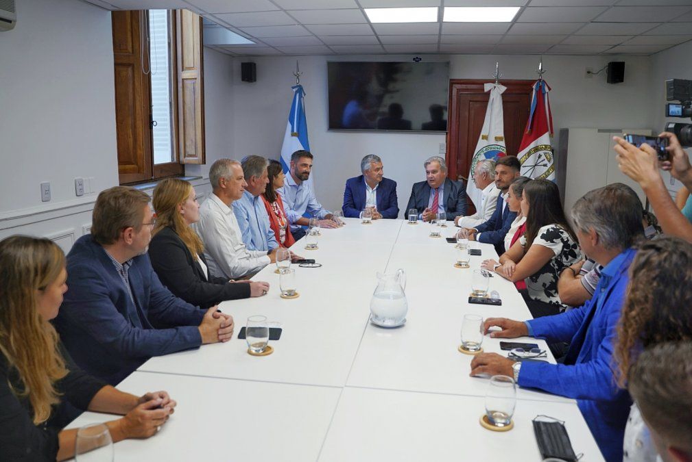 La foto que muchos buscaban. Gerardo Morales junto a distintas facciones de la Unión Cívica Radical y referentes del Partido Socialista.