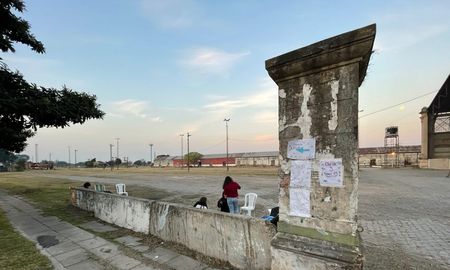 Los primeros fanáticos ya están presentes en la Estación Belgrano, a la espera del show de Lali Espósito. Los primeros fanáticos ya están presentes en la Estación Belgrano, a la espera del show de Lali Espósito.