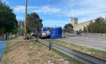 En el auto viajaban tres personas, de las cuales una murió en el acto. En el auto viajaban tres personas, de las cuales una murió en el acto.