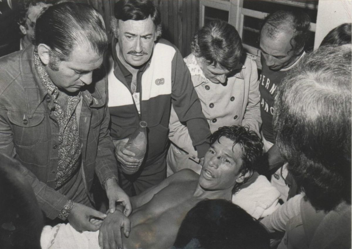 Ya en el vestuario, el doctor Roberto Paladino examina la mano derecha de Carlos, quien acusaba un fuerte dolor. Escopeta tenía un corte en el lado izquierdo de la nariz, sobre el puente de la misma, y fue la única vez que alguien –en este caso, Rodrigo Valdés en 1977– le provocó este tipo de herida en sus 15 peleas con títulos del mundo en juego.