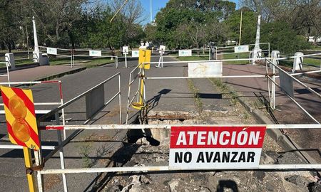 El puente del Parque Garay ubicado sobre Salvador Caputo y Santiago de Chile permanece cortado totalmente. El puente del Parque Garay ubicado sobre Salvador Caputo y Santiago de Chile permanece cortado totalmente.