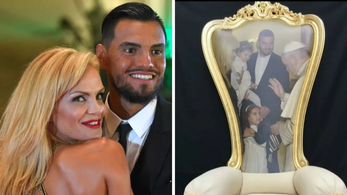 Eliana Guercio mostró el sillón que mandó a estampar con una foto de su visita al papa Francisco en 2015.