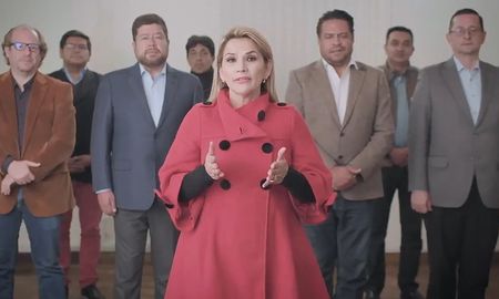 En un video que publicó en sus redes sociales, la presidenta interina de Bolivia, Jeanine Áñez, anunció que baja su candidatura presidencial para acompañar a Carlos Mesa. Hoy dejo de lado mi candidatura en homenaje a la libertad y a la democracia, dijo. En un video que publicó en sus redes sociales, la presidenta interina de Bolivia, Jeanine Áñez, anunció que baja su candidatura presidencial para acompañar a Carlos Mesa. Hoy dejo de lado mi candidatura en homenaje a la libertad y a la democracia, dijo.