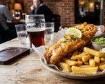 El fish and chips es mucho más que un plato, es una tradición que atraviesa generaciones en el Reino Unido. El fish and chips es mucho más que un plato, es una tradición que atraviesa generaciones en el Reino Unido.