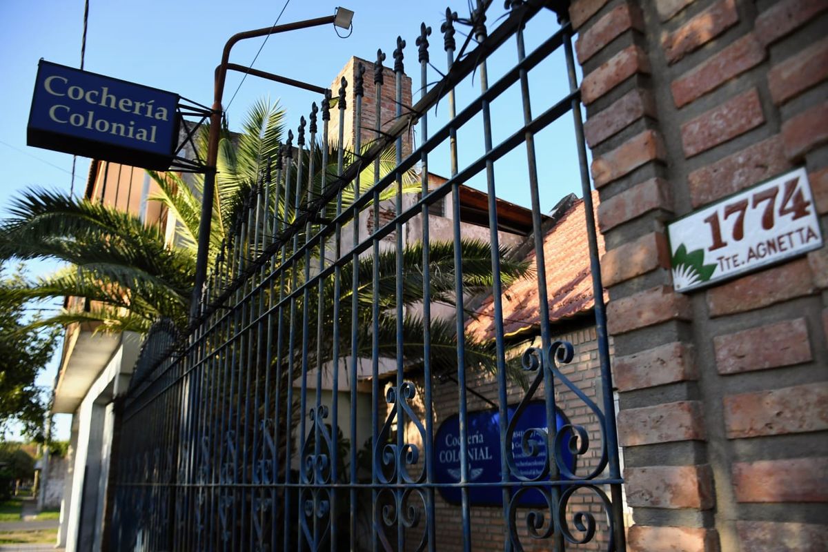 El lunes por la tarde, cuatro hombres armados a bordo de un Peugeot 408 dispararon a mansalva contra la gente que se encontraba en la puerta de una sala de velorios unicada en Teniente Agneta y Pellegrini, en la ciudad de Rosario.